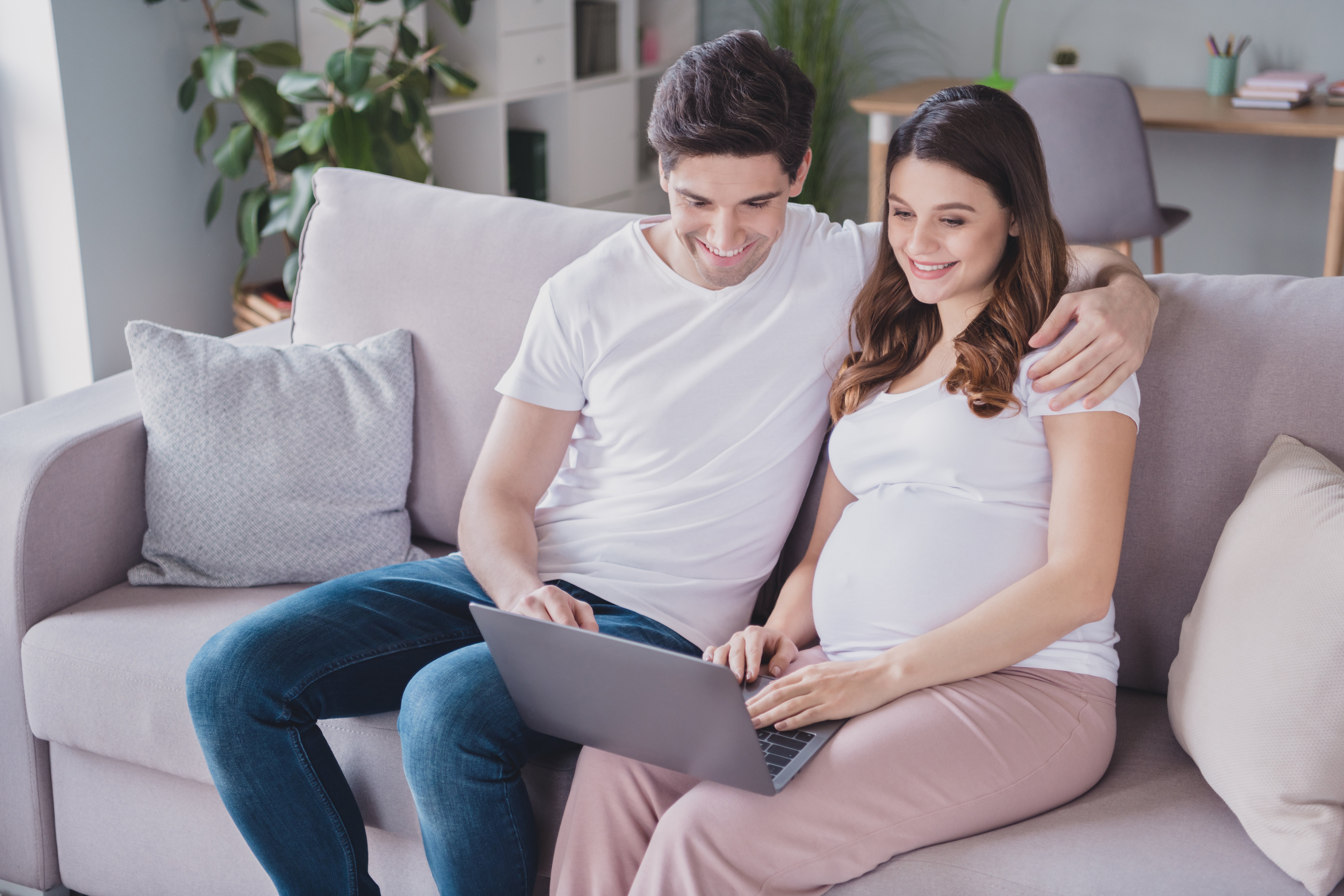 couple on computer attending online baby class expecting parent pregnant